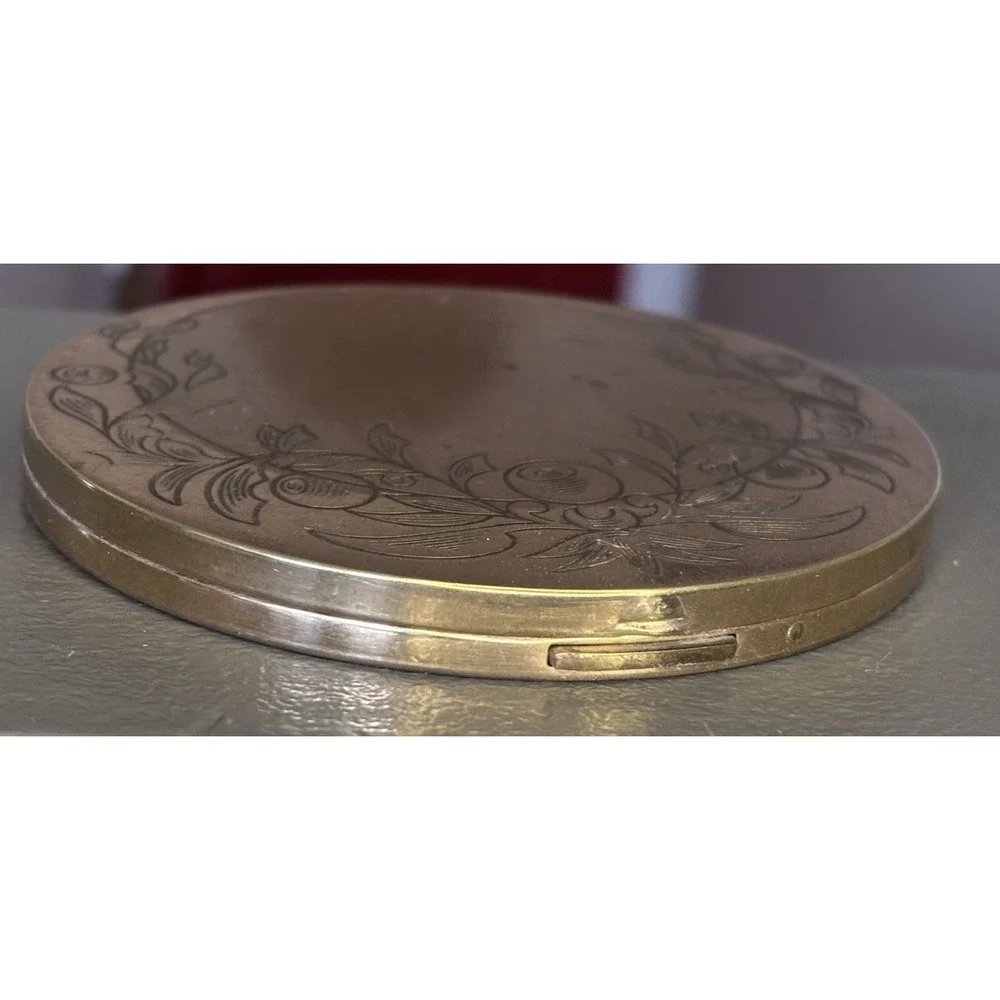 Vtg Large Brass Tone Powder Compact w/Mirror, Puff & Net Engraved Berry Leaf 4